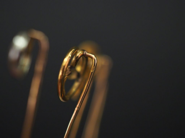 Ensemble comprenant :  -	une épingle à cravate en or jaune, à décor de