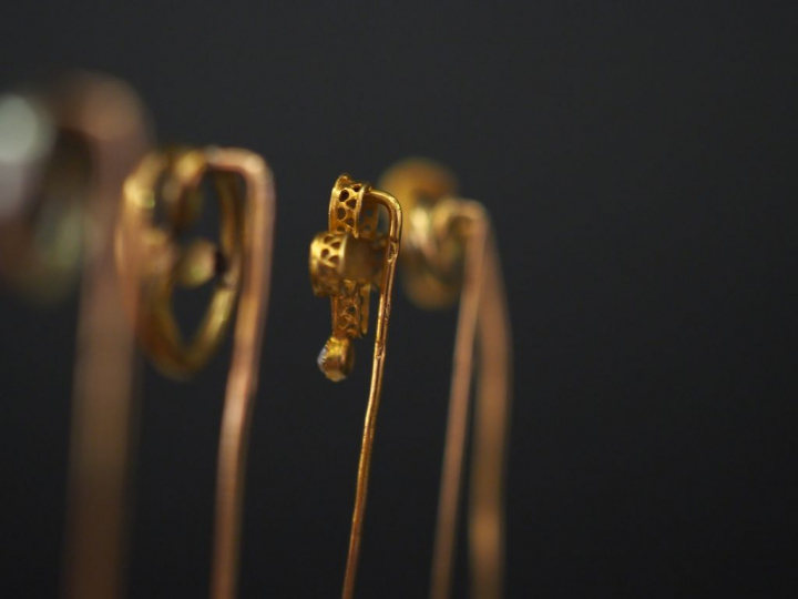 Ensemble comprenant :  -	une épingle à cravate en or jaune, à décor de