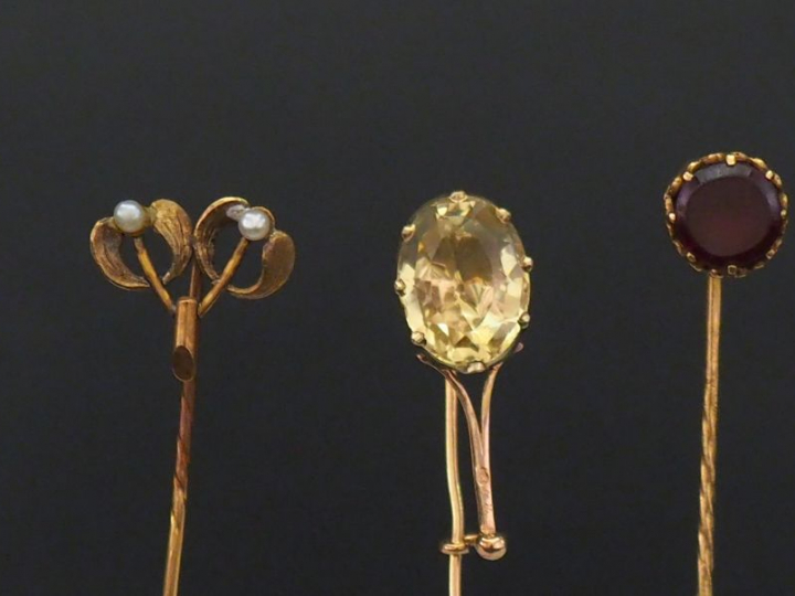 Ensemble comprenant :  -	une épingle à cravate en or jaune, sertie d’u