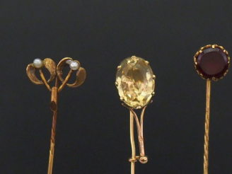 Vente aux enchères Ensemble comprenant :  -	une épingle à cravate en or jaune, sertie d’u