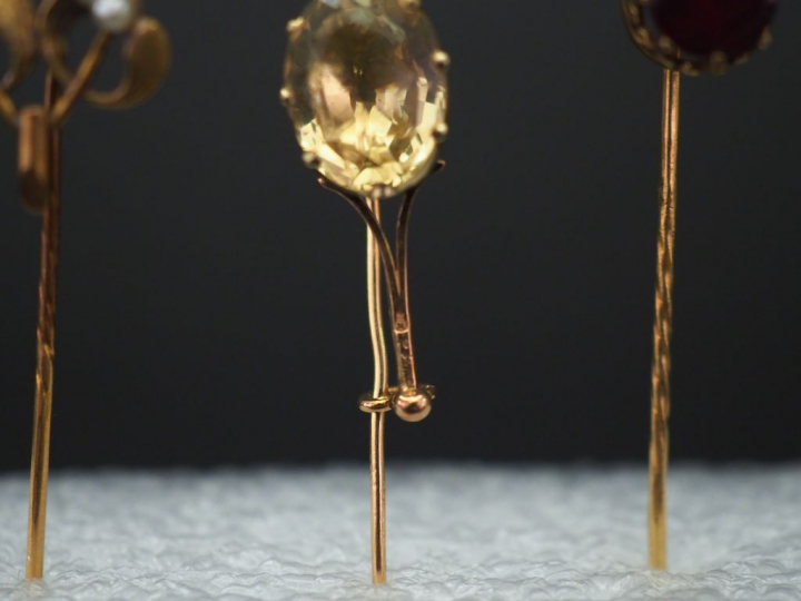 Ensemble comprenant :  -	une épingle à cravate en or jaune, sertie d’u