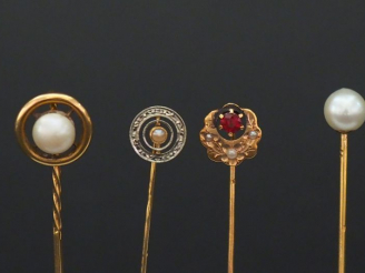 Vente aux enchères Ensemble comprenant :  -	une épingle à cravate en or jaune, sertie en 