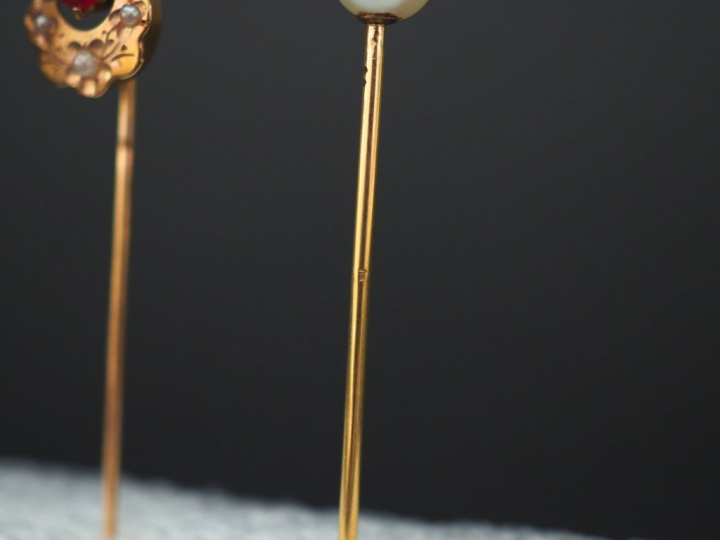 Ensemble comprenant :  -	une épingle à cravate en or jaune, sertie en 