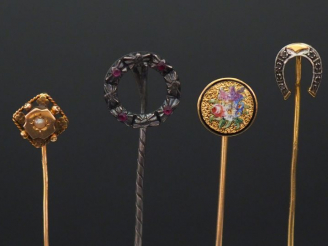 Vente aux enchères Ensemble comprenant :  -	une épingle à cravate Napoléon III en or jaun