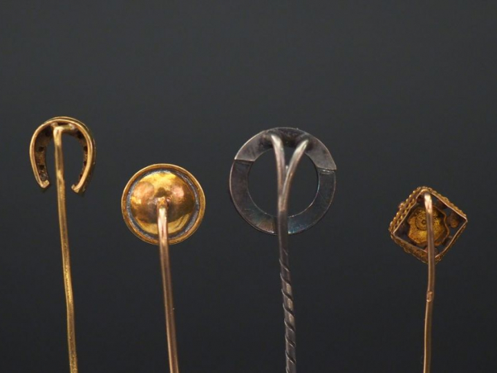 Ensemble comprenant :  -	une épingle à cravate Napoléon III en or jaun