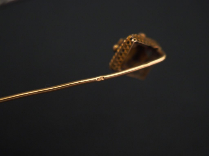 Ensemble comprenant :  -	une épingle à cravate Napoléon III en or jaun