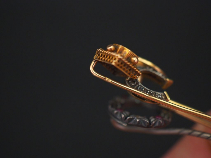 Ensemble comprenant :  -	une épingle à cravate Napoléon III en or jaun