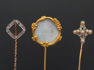 Vente aux enchères Ensemble comprenant :  -	une épingle à cravate de style Art Nouveau en