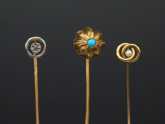 Vente aux enchères Ensemble comprenant :  -	une épingle à cravate en or jaune, à décor d’