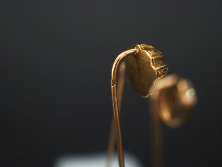 Ensemble comprenant :  -	une épingle à cravate en or jaune, à décor d’