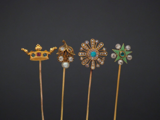 Vente aux enchères Ensemble comprenant :  - une épingle en or jaune, à décor d'une couron