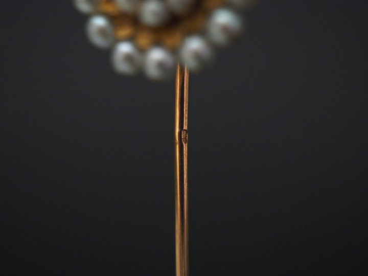 Ensemble comprenant :  - une épingle Napoléon III en or jaune et perle