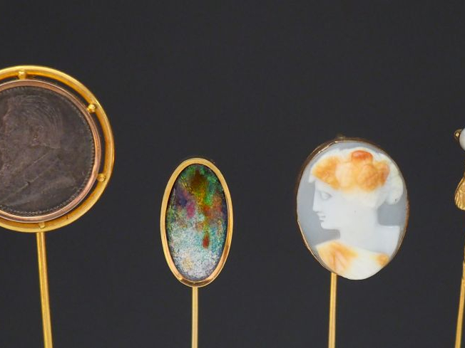 Ensemble comprenant :  - une épingle en or jaune, sertie d'un camée fi