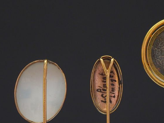 Ensemble comprenant :  - une épingle en or jaune, sertie d'un camée fi