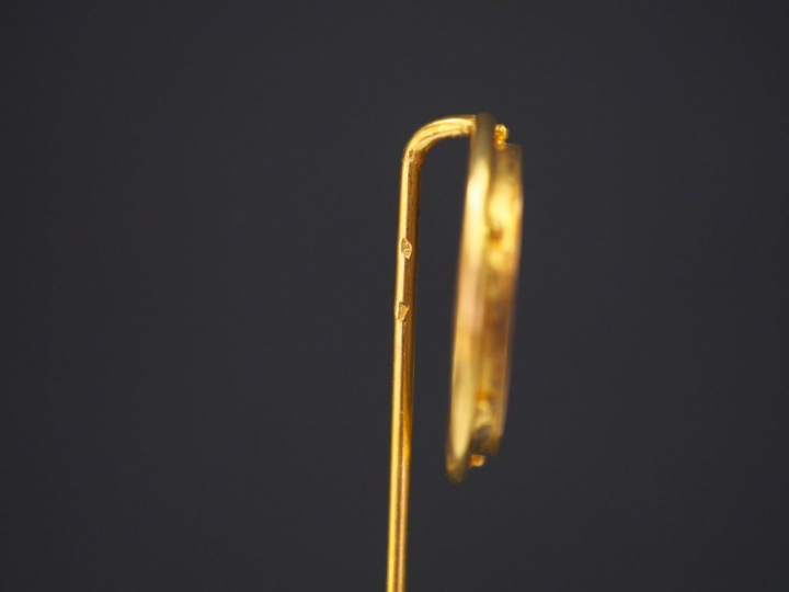 Ensemble comprenant :  - une épingle en or jaune, sertie d'un camée fi