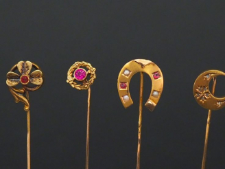 Vente aux enchères Ensemble comprenant :  -	une épingle à cravate en or jaune, à décor de