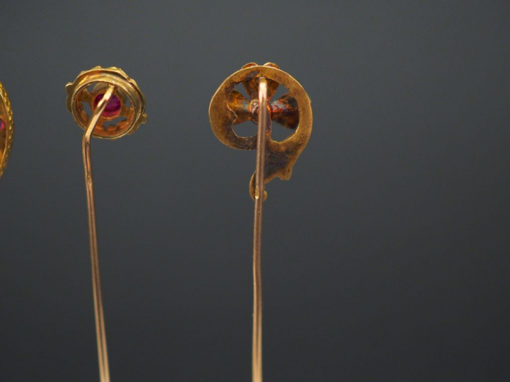 Ensemble comprenant :  -	une épingle à cravate en or jaune, à décor de