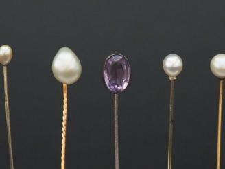 Vente aux enchères Ensemble comprenant quatre différentes épingles à cravate en or jaune 