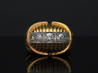 Vente aux enchères Bague dôme de style 1940 en or jaune à décor de godrons, sertie d’une 