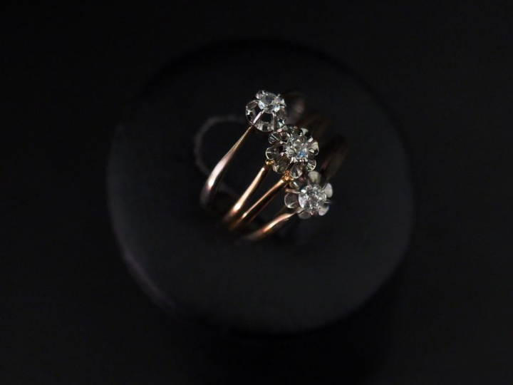 Ensemble comprenant :  - une bague solitaire en or jaune, sertie en so