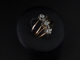 Vente aux enchères Ensemble comprenant :  - une bague solitaire en or jaune, sertie en so