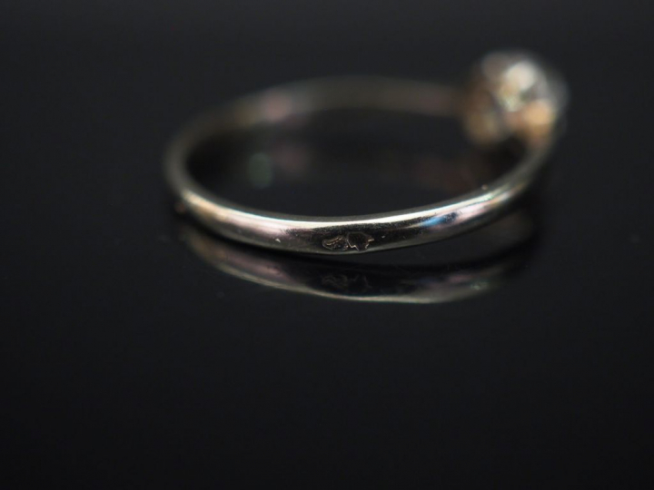 Ensemble comprenant :  - une bague solitaire en or jaune, sertie en so