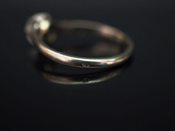 Ensemble comprenant :  - une bague solitaire en or jaune, sertie en so