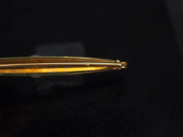 Ensemble comprenant :  -	une broche barrette en or jaune, sertie en so