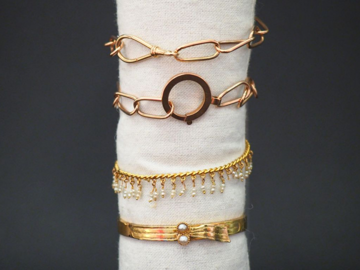 Ensemble comprenant :  - un bracelet jonc torsadé en or jaune, à décor