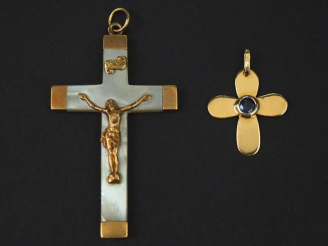Vente aux enchères Ensemble comprenant :  - un pendentif en forme de croix en or jaune, s
