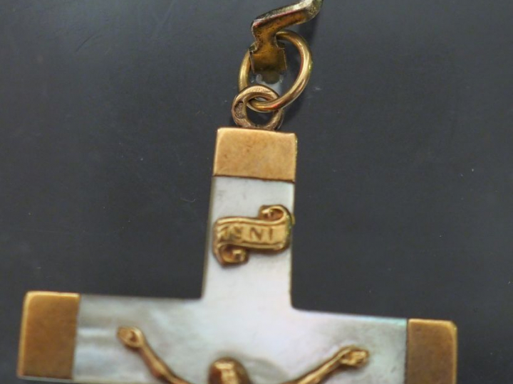 Ensemble comprenant :  - un pendentif en forme de croix en or jaune, s