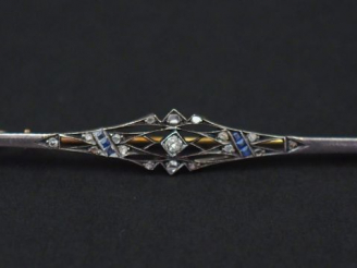 Vente aux enchères Broche barrette ajourée en or jaune et argent, sertie de pierres bleue