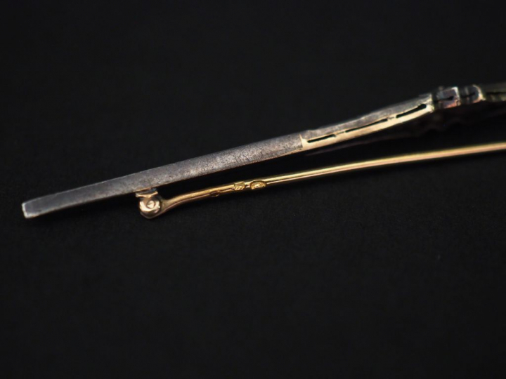 Broche barrette ajourée en or jaune et argent, sertie de pierres bleue