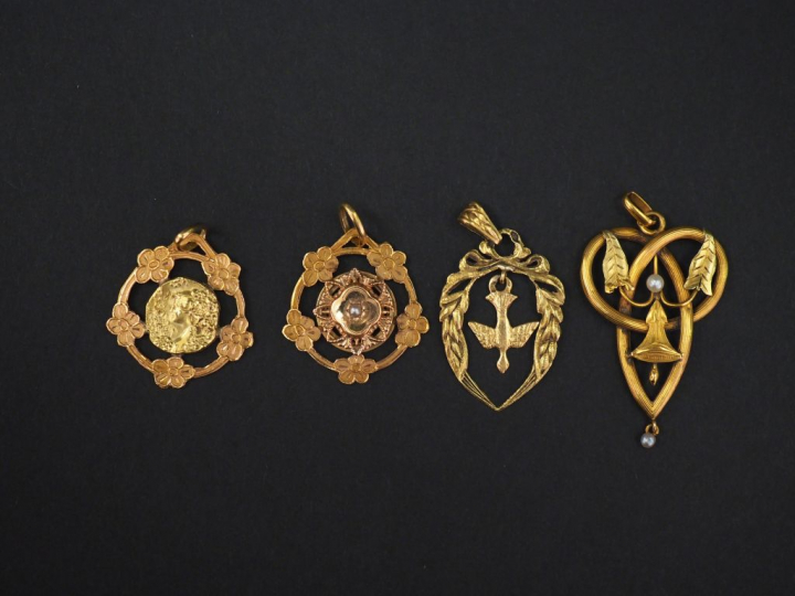 Ensemble comprenant :  - un pendentif de style Art Nouveau en or jaune