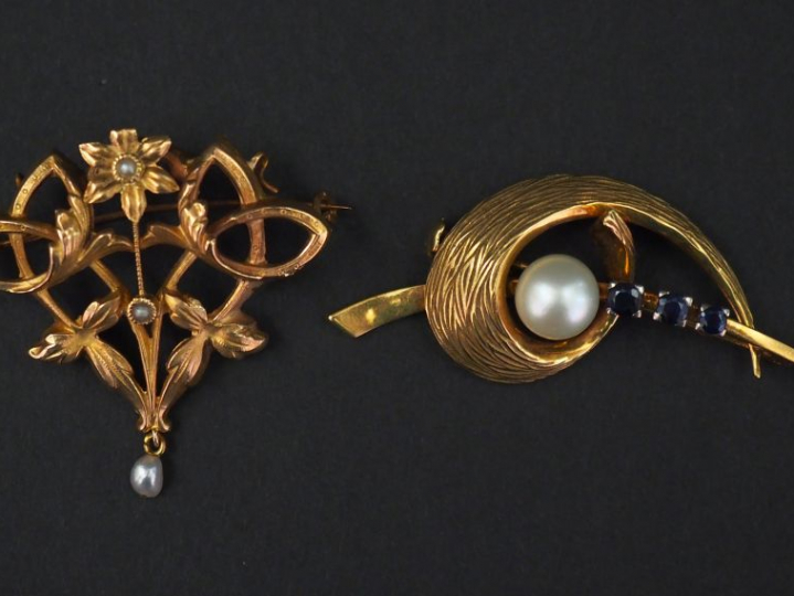 Ensemble comprenant :  - une broche de style Art Nouveau en or jaune, 