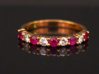 Vente aux enchères Demi alliance en or jaune, sertie de pierres roses et diamants alterné