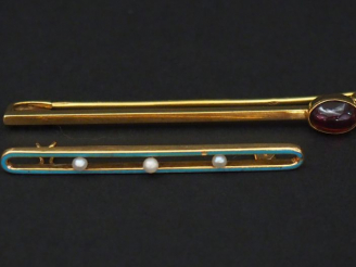 Vente aux enchères Ensemble comprenant :  - une broche barrette en or jaune, sertie d'un 