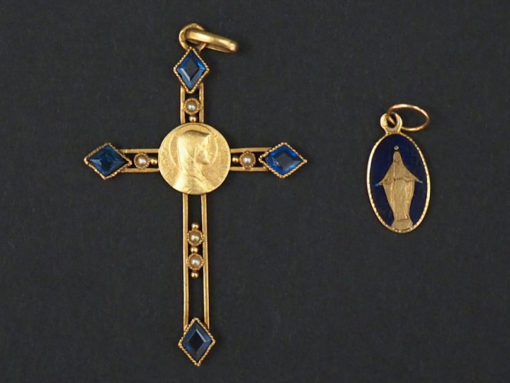 Ensemble comprenant :  - un pendentif en forme de croix en or jaune, à