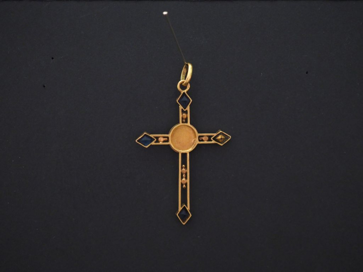 Ensemble comprenant :  - un pendentif en forme de croix en or jaune, à