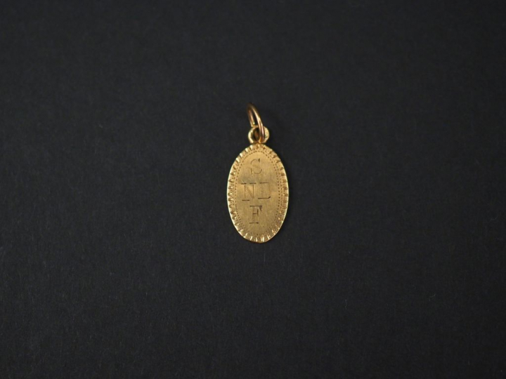 Ensemble comprenant :  - un pendentif en forme de croix en or jaune, à
