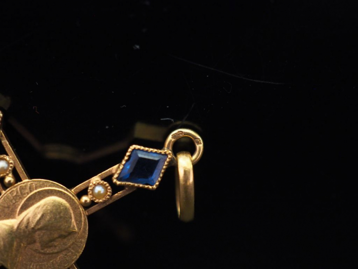 Ensemble comprenant :  - un pendentif en forme de croix en or jaune, à