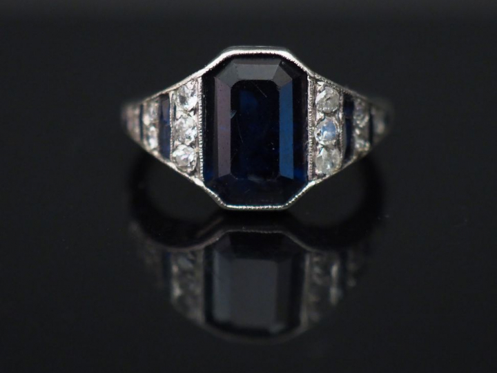 Bague de style Art déco en or blanc, sertie en son centre d'un saphir 