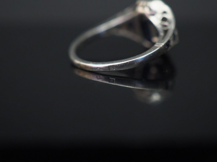 Bague de style Art déco en or blanc, sertie en son centre d'un saphir 