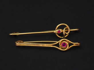 Vente aux enchères Ensemble comprenant :  - une broche en or jaune, à décor d'un serpent 