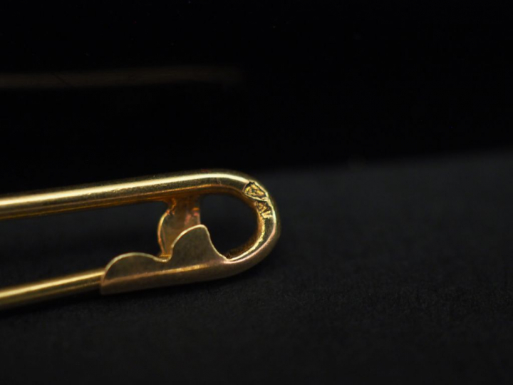 Ensemble comprenant :  - une broche en or jaune, à décor d'un serpent 