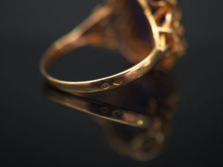 Bague en or jaune, sertie en son centre d'une améthyste. Jolie monture