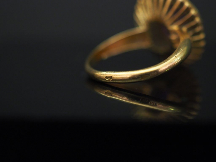 Bague dôme en or jaune, à décor ajouré et sertie en son centre d'une a