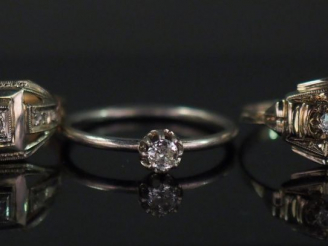 Vente aux enchères Ensemble comprenant :  - une bague de style Art déco deux tons d'or, s