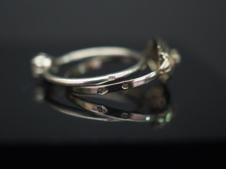 Ensemble comprenant :  - une bague de style Art déco deux tons d'or, s