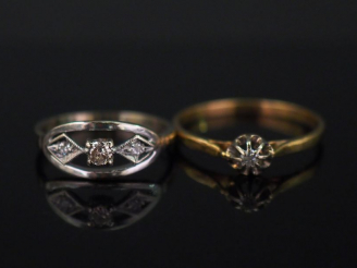 Vente aux enchères Ensemble comprenant :  - une bague solitaire en or jaune, sertie en so